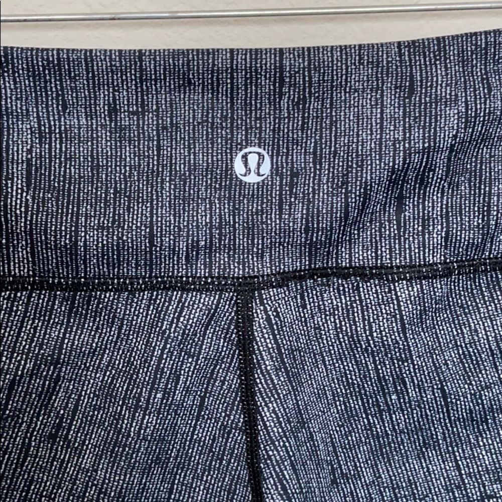 Lululemon Black & White 21” Capris - Picture 8 of 9